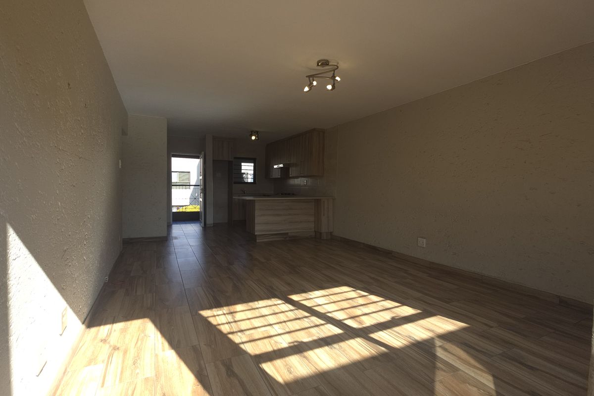 Newly renovated 3 bed 2 bath upstairs unit. - Photo 2