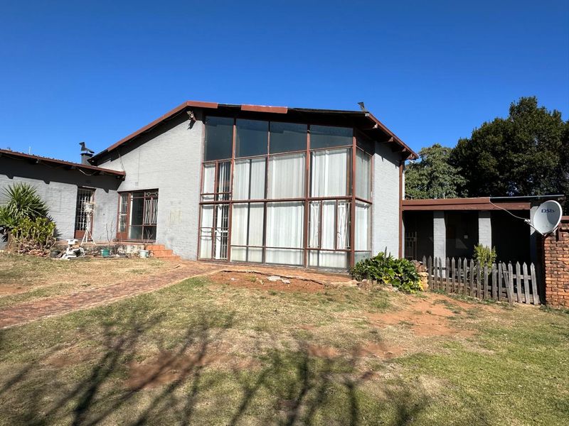 Spacious Family Home with Income-Generating Potential on a Large 1,406m2 Stand - Photo 1