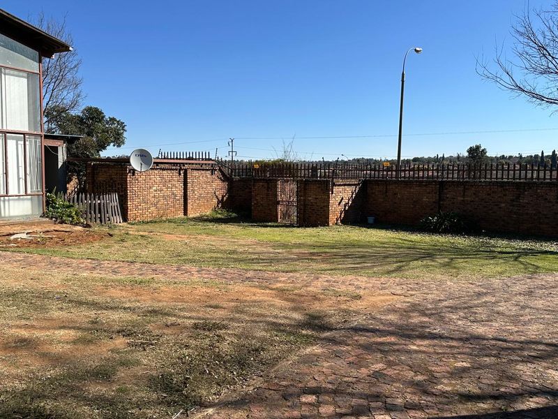 Spacious Family Home with Income-Generating Potential on a Large 1,406m2 Stand - Photo 5