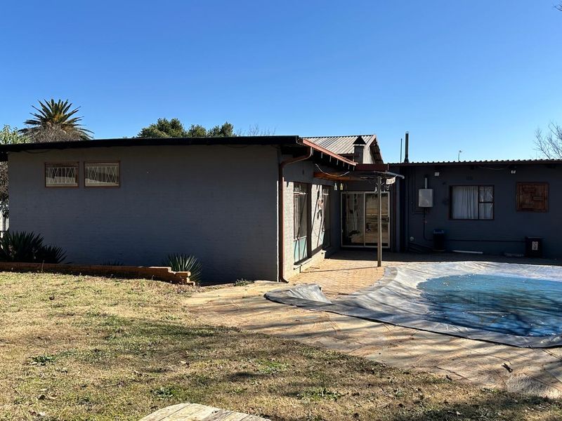 Spacious Family Home with Income-Generating Potential on a Large 1,406m2 Stand - Photo 9