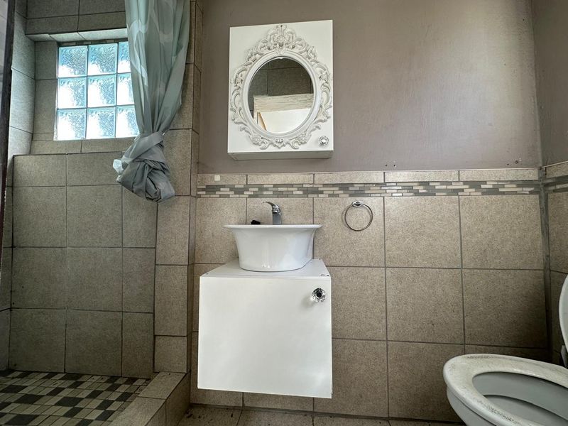 Spacious Family Home with Income-Generating Potential on a Large 1,406m2 Stand - Photo 8