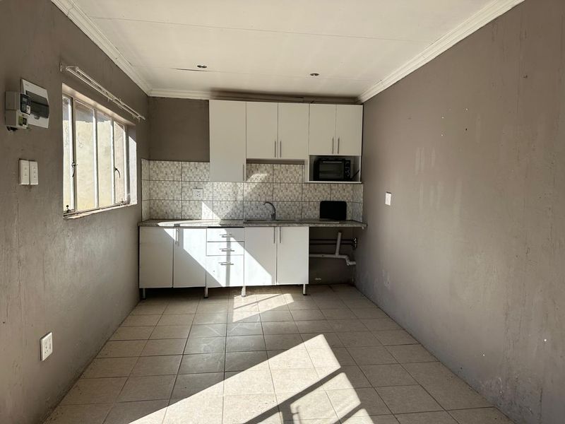 Spacious Family Home with Income-Generating Potential on a Large 1,406m2 Stand - Photo 7