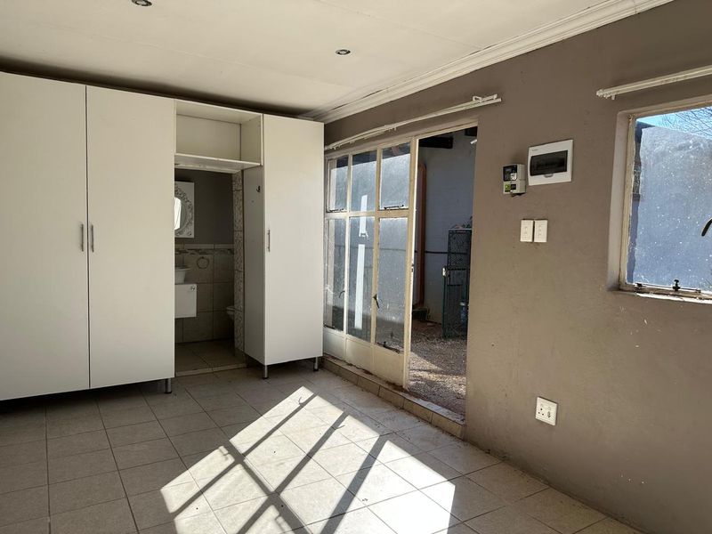 Spacious Family Home with Income-Generating Potential on a Large 1,406m2 Stand - Photo 6