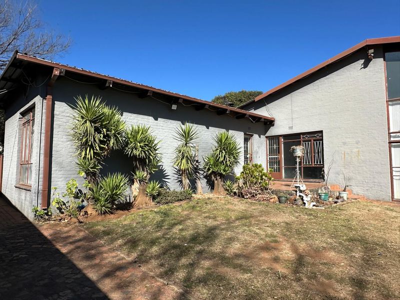 Spacious Family Home with Income-Generating Potential on a Large 1,406m2 Stand - Photo 2