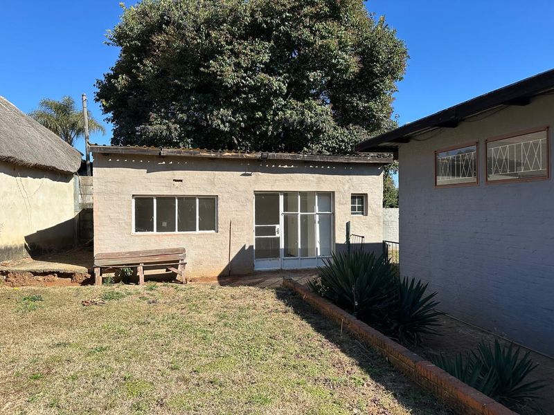 Spacious Family Home with Income-Generating Potential on a Large 1,406m2 Stand - Photo 4
