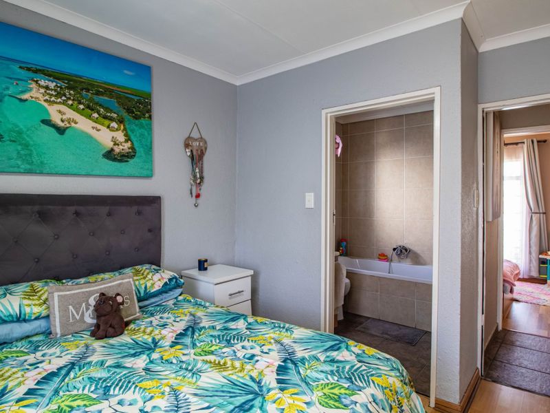 3-Bedroom Townhouse with Garden, Pool & 24-Hour Security - Photo 8