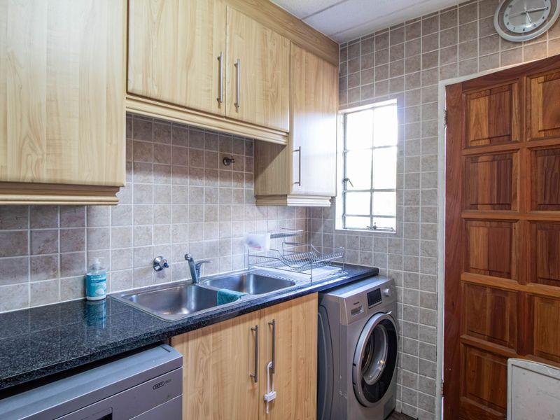 3-Bedroom Townhouse with Garden, Pool & 24-Hour Security - Photo 7