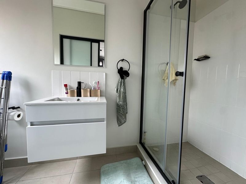 Stunning 1 Bedroom Apartment to Let in Linbro Park - Photo 8