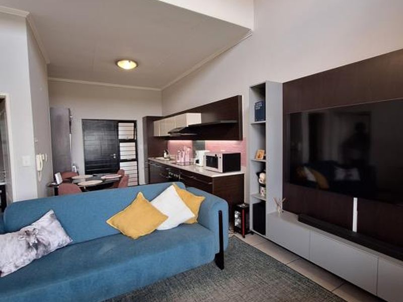 Stylish Top-Floor Apartment – Perfect for a Young Professional - Photo 9