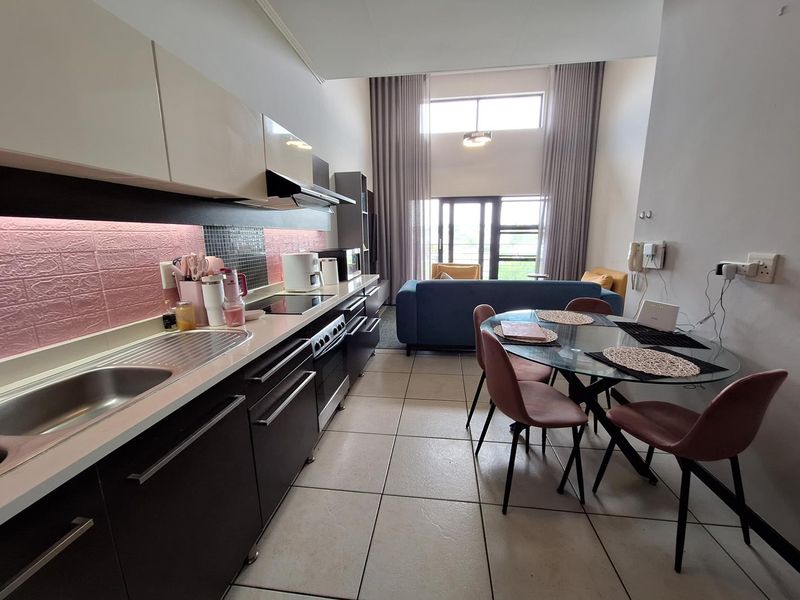 Stylish Top-Floor Apartment – Perfect for a Young Professional - Photo 2