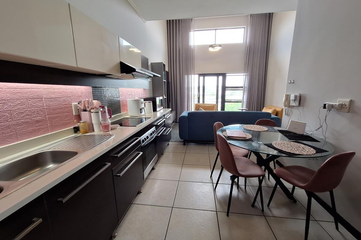 Stylish Top-Floor Apartment – Perfect for a Young Professional - Photo 2