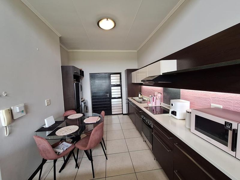 Stylish Top-Floor Apartment – Perfect for a Young Professional - Photo 5