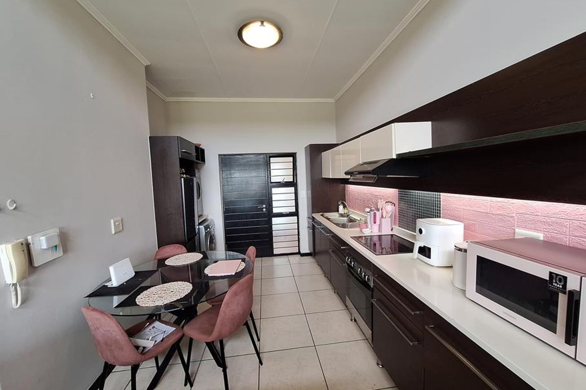 Stylish Top-Floor Apartment – Perfect for a Young Professional - Photo 5