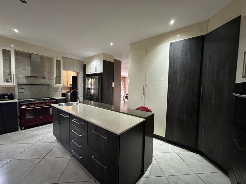 5 Bedroom Double‐Storey Home To Let in Secure, Boomed‐Off Isandovale - Photo 10