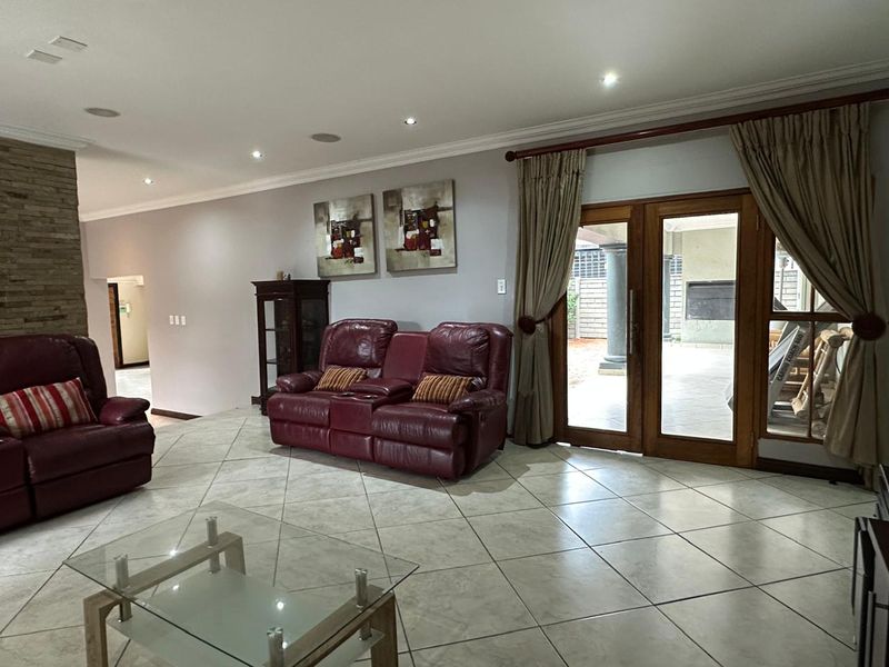 5 Bedroom Double‐Storey Home To Let in Secure, Boomed‐Off Isandovale - Photo 8