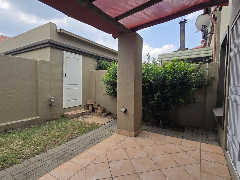 2 Bedroom 1 bathroom duplex to let. - Photo 3