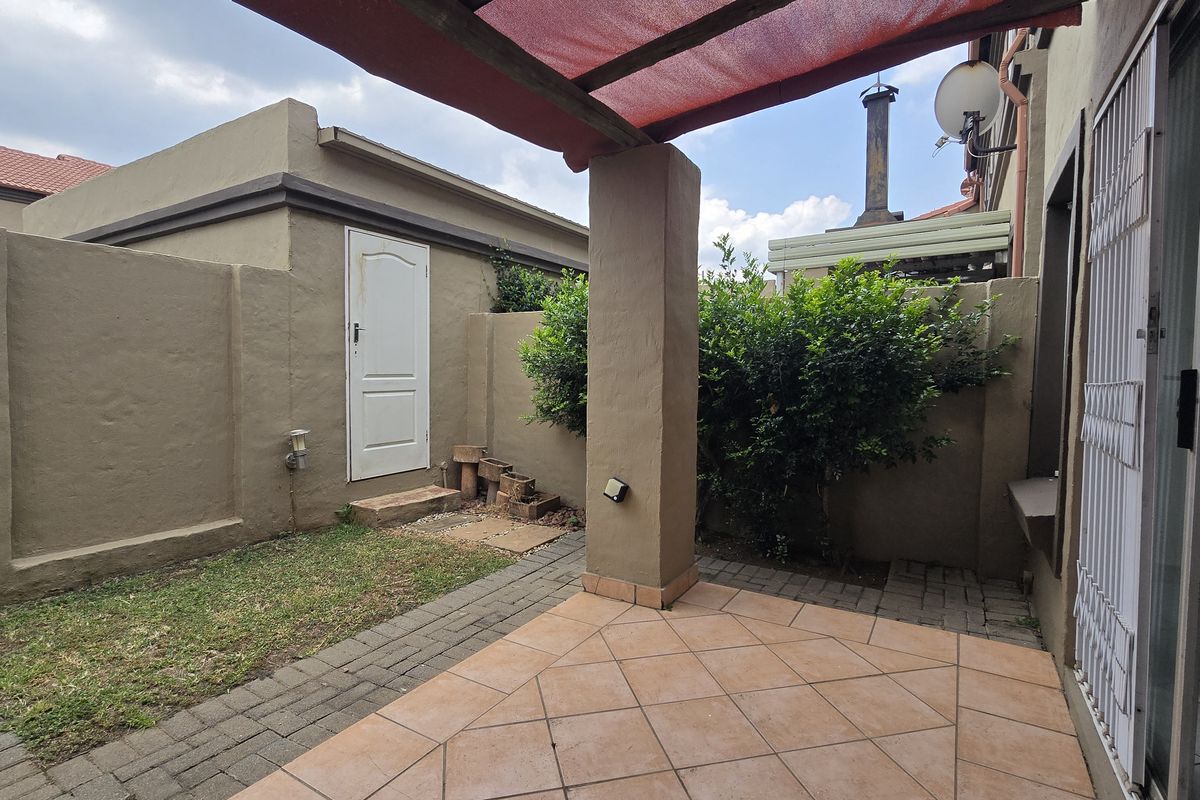 2 Bedroom 1 bathroom duplex to let. - Photo 3