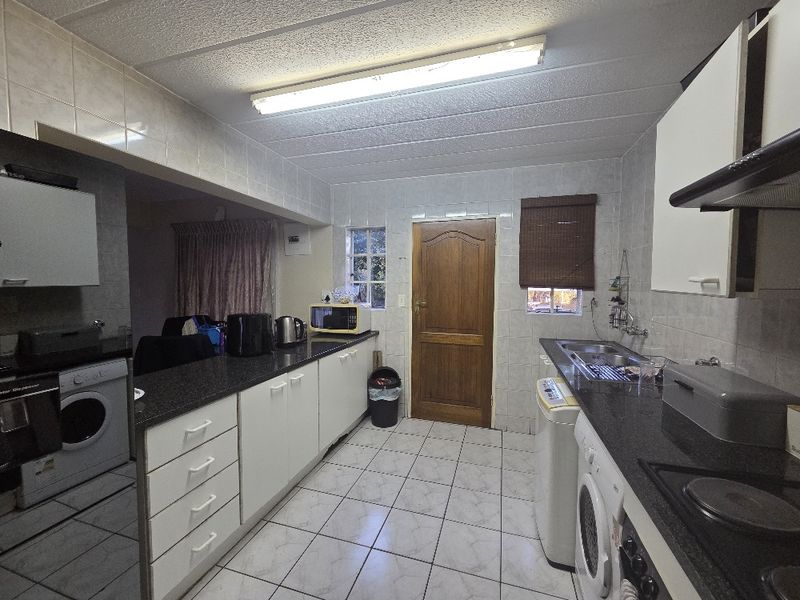 3 Bedroom 2 bathroom unit FOR SALE - Photo 2