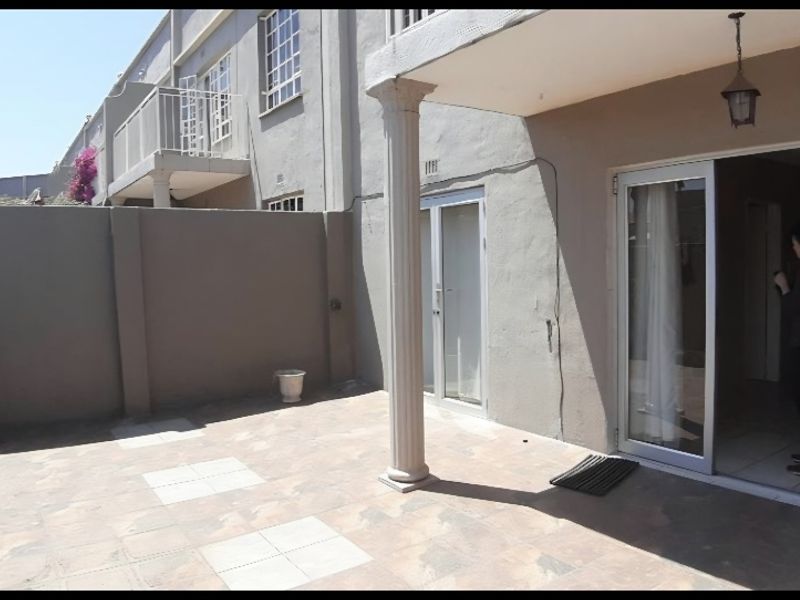 Stylish Duplex Living with Space, Security & Saturday Morning Viewings - Photo 6