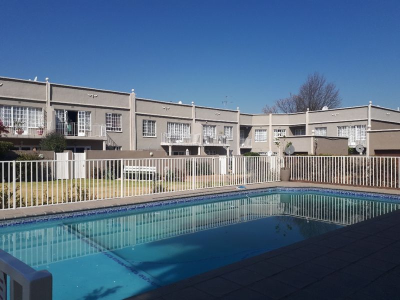Stylish Duplex Living with Space, Security & Saturday Morning Viewings - Photo 3