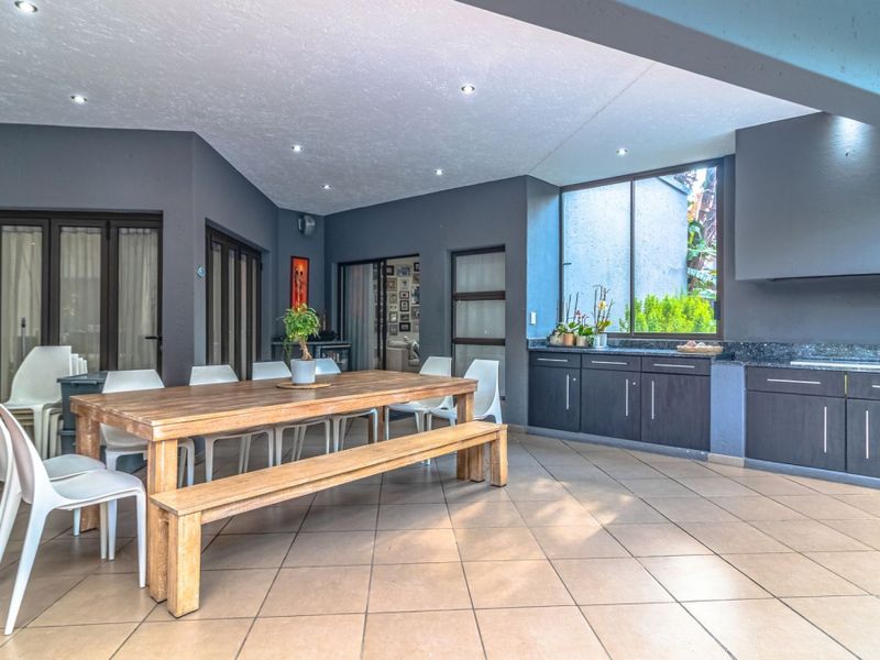 Stunning 4-Bedroom Family Home with Exceptional Entertainment Features - Photo 9