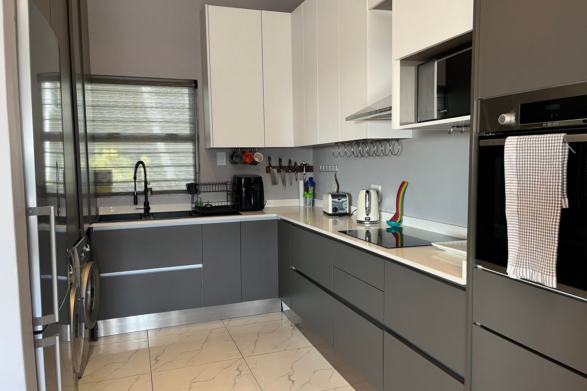 SANDHURST APARTMENT - Photo 2