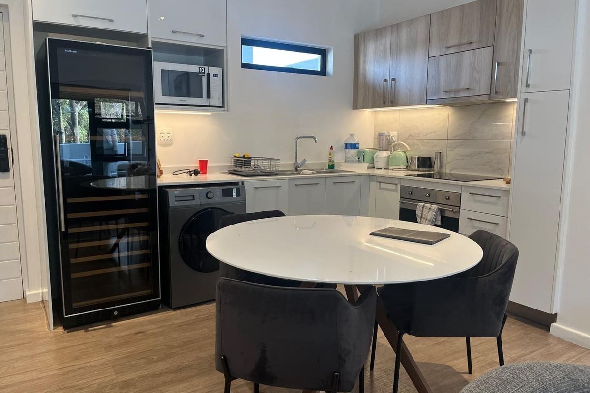 Elegant 2 Bed, 2 Bath Furnished Apartment – Prime Rosebank Living - Photo 3