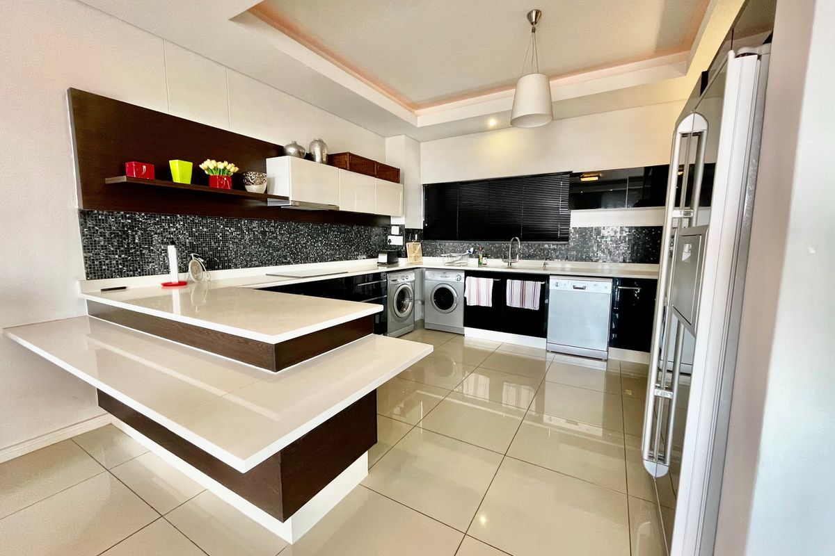 3 BEDROOM FULLY FURNISHED APARTMENT IN MORNINGSIDE - Photo 2
