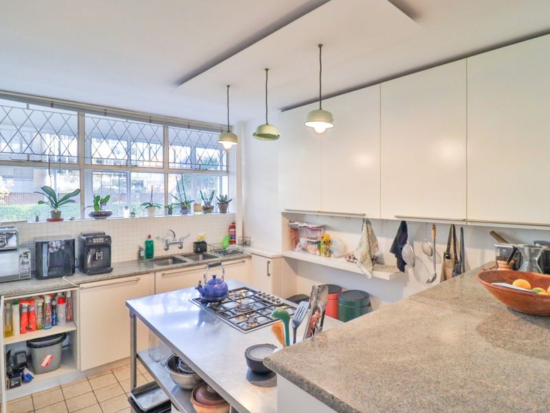 Welcome to Devon Place, a beautiful and tranquil building that offers a serene escape from the hust - Photo 10