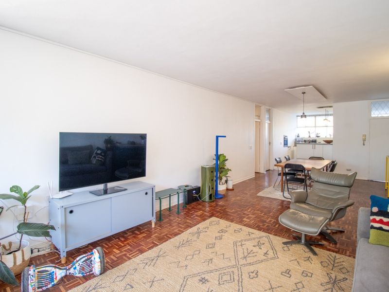 Welcome to Devon Place, a beautiful and tranquil building that offers a serene escape from the hust - Photo 7