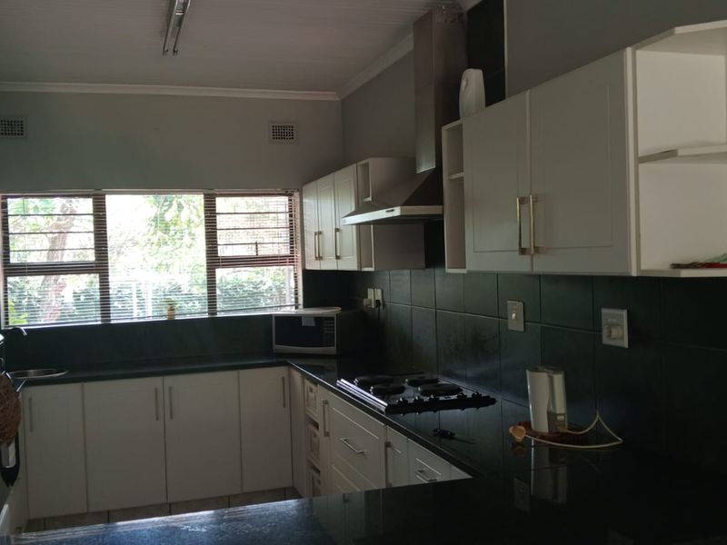 3 Bedroom Home with Double Garage, Pool and Solar System in meer en see - Photo 5