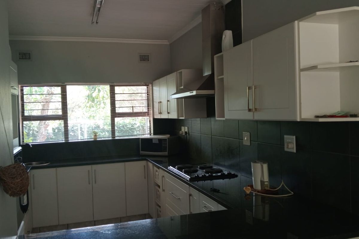 3 Bedroom Home with Double Garage, Pool and Solar System in meer en see - Photo 5