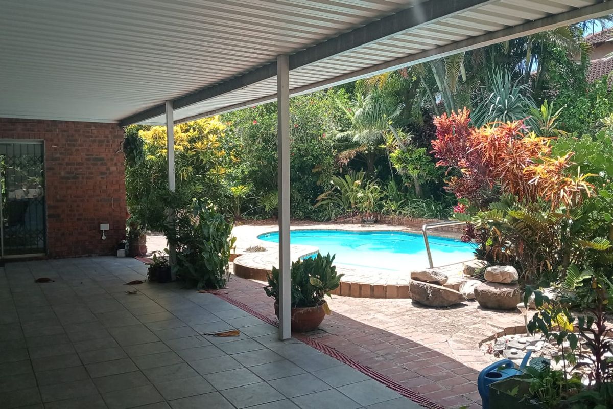 3 Bedroom Home with Double Garage, Pool and Solar System in meer en see - Photo 2