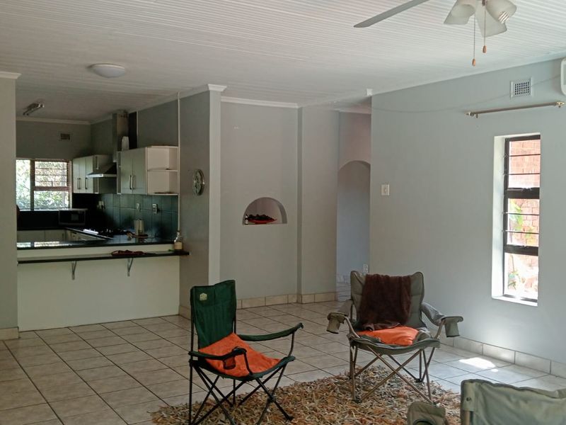 3 Bedroom Home with Double Garage, Pool and Solar System in meer en see - Photo 3