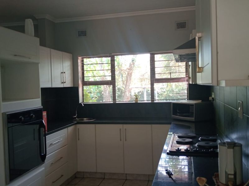 3 Bedroom Home with Double Garage, Pool and Solar System in meer en see - Photo 4