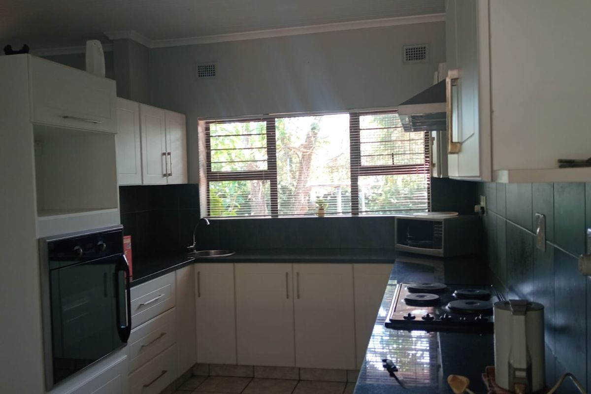 3 Bedroom Home with Double Garage, Pool and Solar System in meer en see - Photo 4