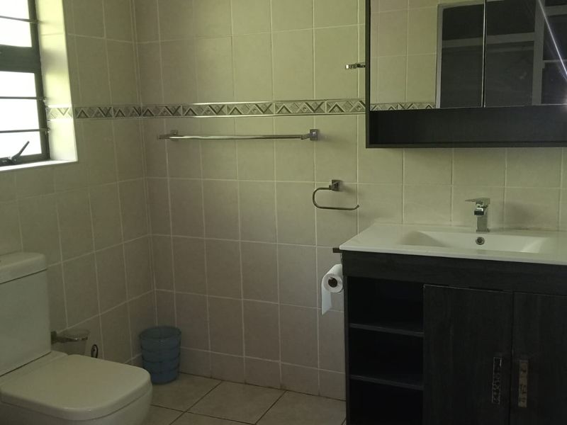 3 Bedroom Home with Double Garage, Pool and Solar System in meer en see - Photo 9