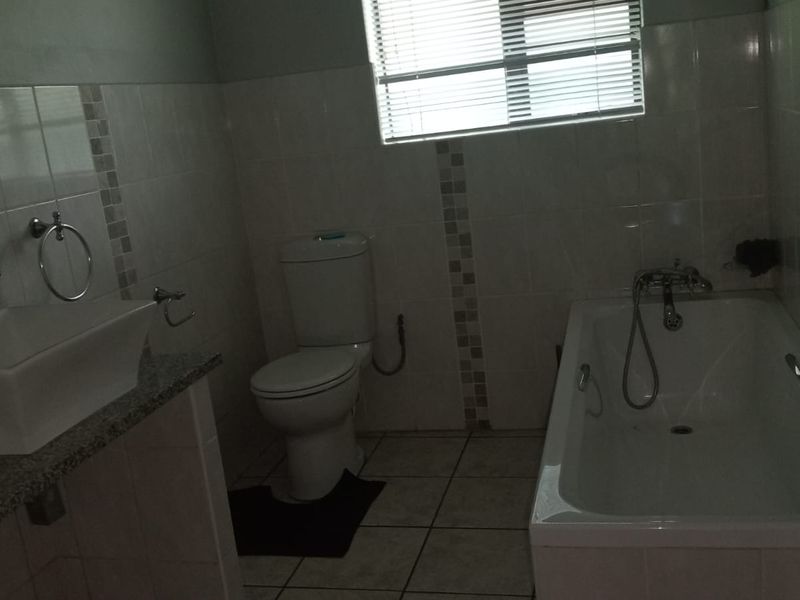 3 Bedroom Home with Double Garage, Pool and Solar System in meer en see - Photo 8