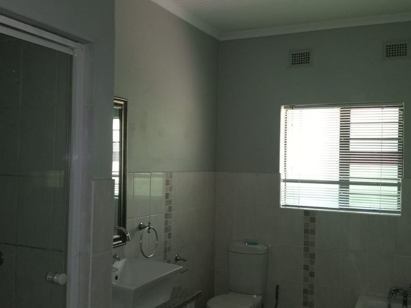 3 Bedroom Home with Double Garage, Pool and Solar System in meer en see - Photo 6