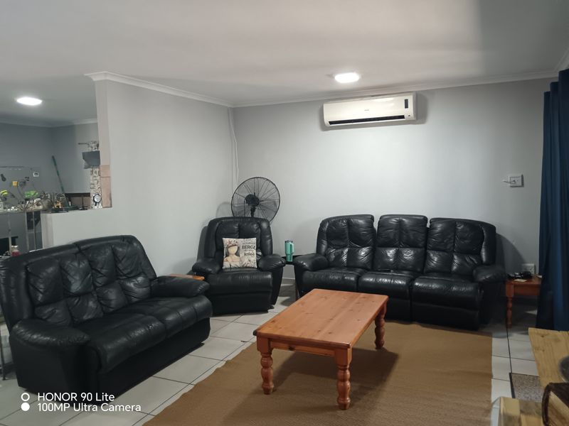 Beautiful 3 Bedroom Home with  2 Bed Flatlet in Veld En Vlei. - Photo 2