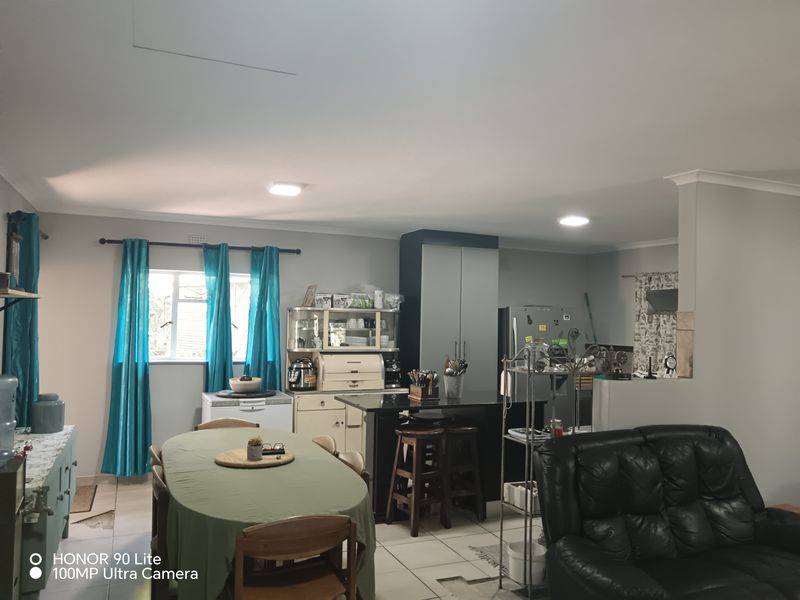 Beautiful 3 Bedroom Home with  2 Bed Flatlet in Veld En Vlei. - Photo 4