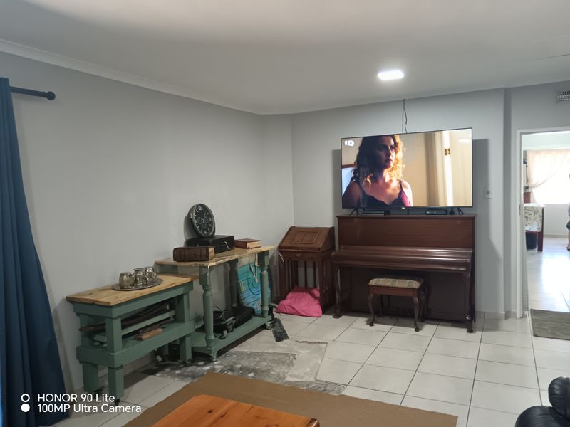 Beautiful 3 Bedroom Home with  2 Bed Flatlet in Veld En Vlei. - Photo 3