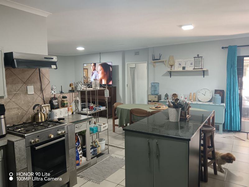 Beautiful 3 Bedroom Home with  2 Bed Flatlet in Veld En Vlei. - Photo 5