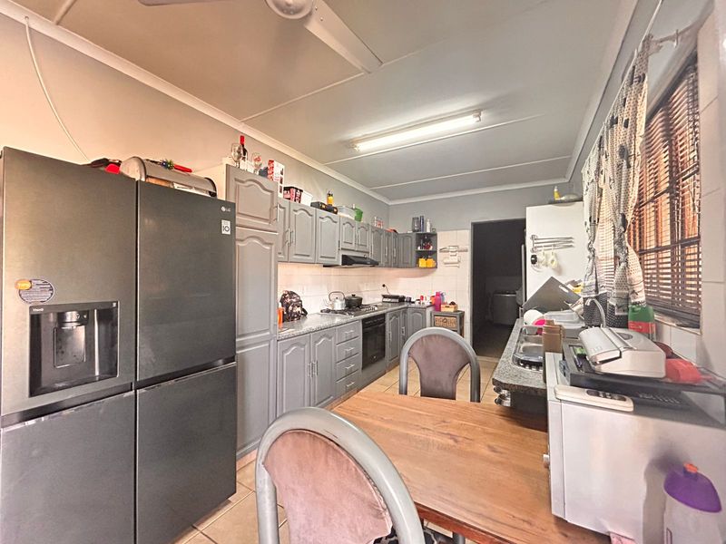 Charming 3-Bedroom Family Home in a Lovely Empangeni Suburb - Photo 2