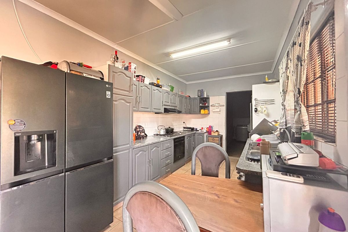 Charming 3-Bedroom Family Home in a Lovely Empangeni Suburb - Photo 2