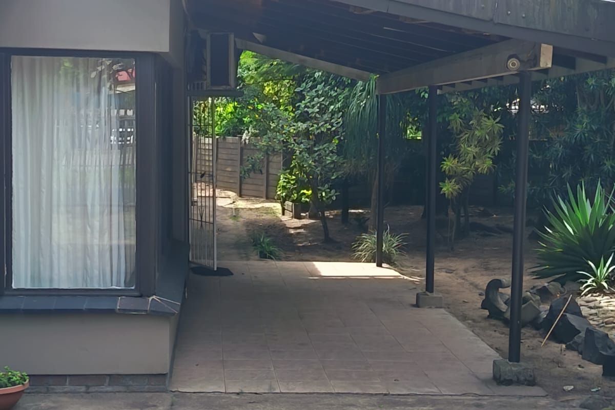 Welcome to this beautiful, generously sized family home offering comfort - Photo 2