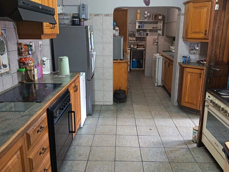 Welcome to this beautiful, generously sized family home offering comfort - Photo 3