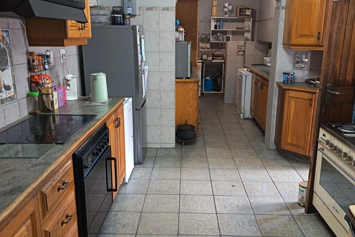 Welcome to this beautiful, generously sized family home offering comfort - Photo 3