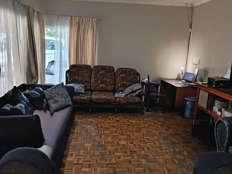 Welcome to this beautiful, generously sized family home offering comfort - Photo 4