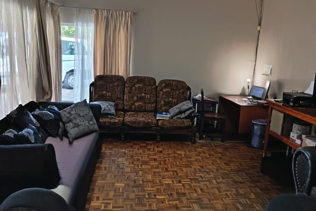 Welcome to this beautiful, generously sized family home offering comfort - Photo 4